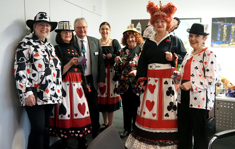 Unbekannte „Weiber“ stürmen das Rathaus in Sehnde