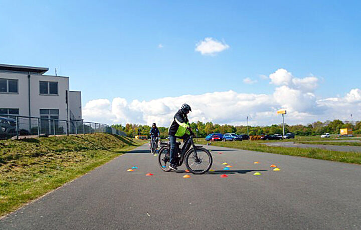 Mehr Sicherheit: ADAC und Polizei bieten kostenlose Pedelectraining für Senioren