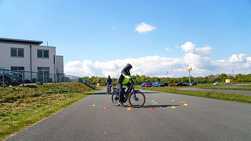 Mehr Sicherheit: ADAC und Polizei bieten kostenlose Pedelectraining für Senioren