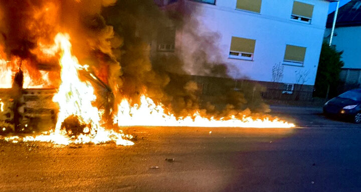 Personenwagen in Lehrte gerät während der Fahrt in Brand