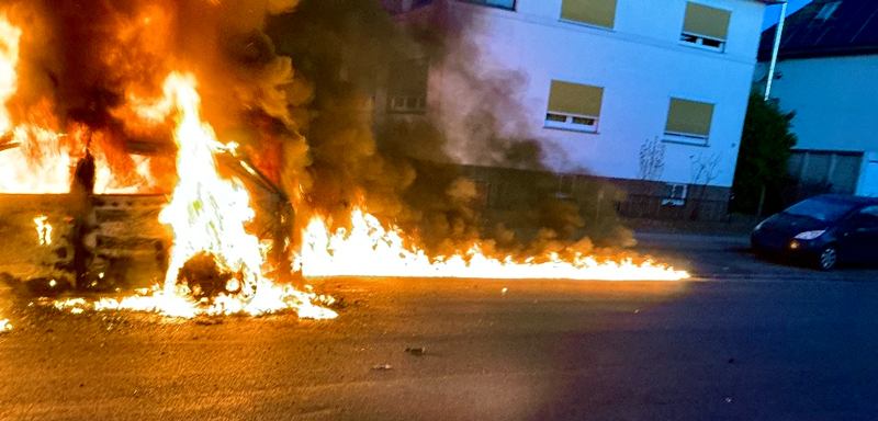 Personenwagen in Lehrte gerät während der Fahrt in Brand
