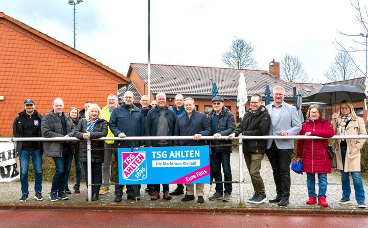 MdB Dr. Matthias Miersch im Austausch zur Zukunft der Sportanlage Ahlten