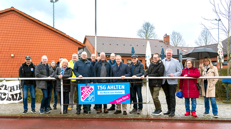 MdB Dr. Matthias Miersch im Austausch zur Zukunft der Sportanlage Ahlten