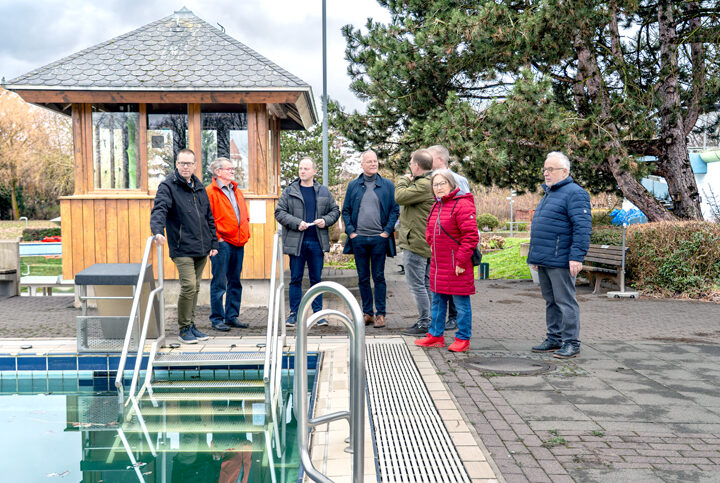 Zukunft des Lehrter Schwimmbads im Fokus: SPD-Bundestagsabgeordneter Dr. Matthias Miersch vor Ort