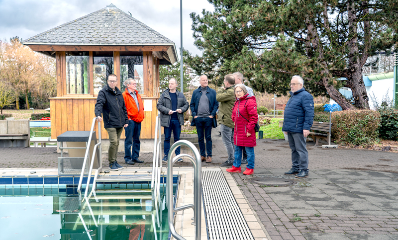 Zukunft des Lehrter Schwimmbads im Fokus: SPD-Bundestagsabgeordneter Dr. Matthias Miersch vor Ort