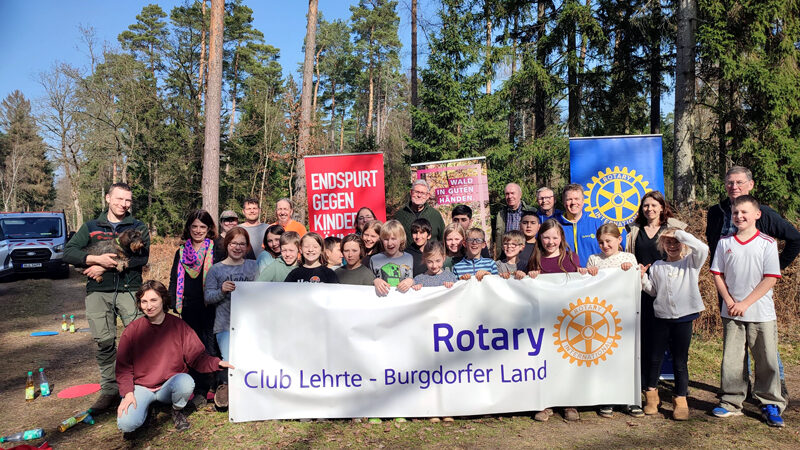 Pflanz-Aktion im Burgdorfer Holz: Rotary Club Lehrte-Burgdorfer Land unterstützt