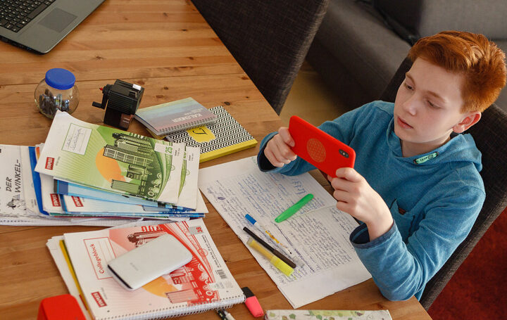 Schlauer lernen mit KI: Studienkreis Sehnde verschenkt Ratgeber für Schüler und Eltern