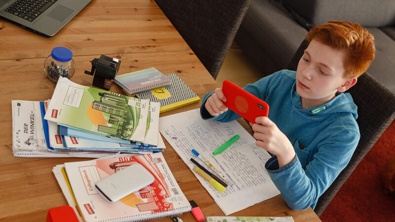 Schlauer lernen mit KI: Studienkreis Sehnde verschenkt Ratgeber für Schüler und Eltern