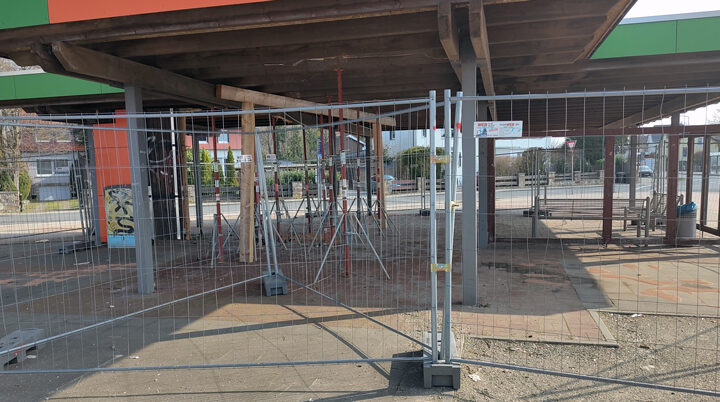 Reparatur der Bushaltestelle an der KGS Sehnde beginnt