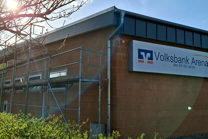 Energetische Sanierung der Volksbank-Arena in Lehrte – Bank behält Namensrechte