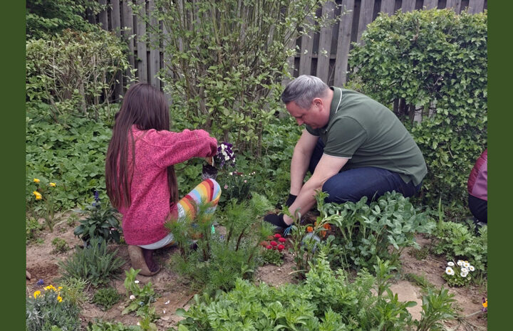 Sandy Steve Choitz pflegt mit Nora Frank und Future Kidz Blühwiese in Wehmingen