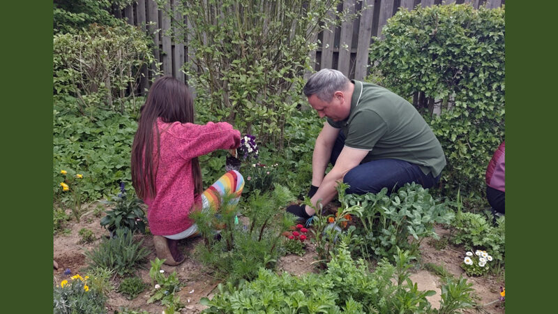 Sandy Steve Choitz pflegt mit Nora Frank und Future Kidz Blühwiese in Wehmingen