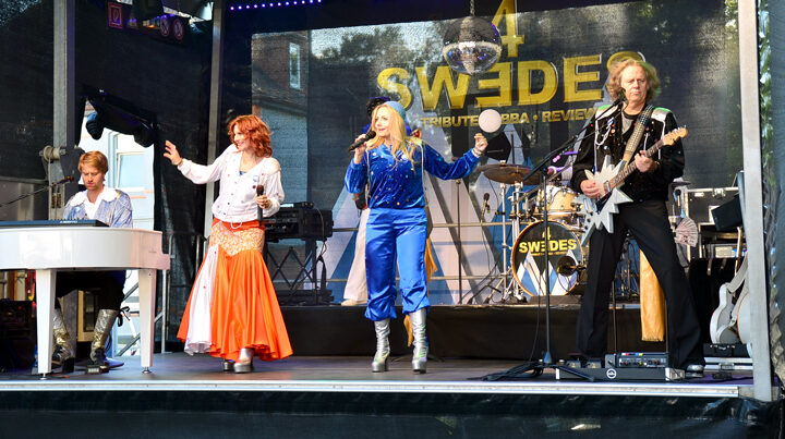 Parkplatz wird zur Pop-Arena: „ABBA“ rockt vorm Apart Hotel Sehnde