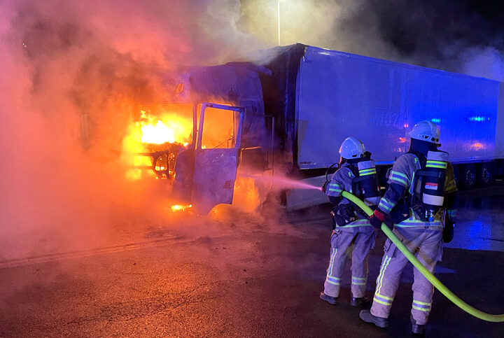 LKW-Fahrer rettet sich aus brennender Fahrerkabine auf der A 2
