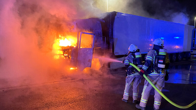 LKW-Fahrer rettet sich aus brennender Fahrerkabine auf der A 2