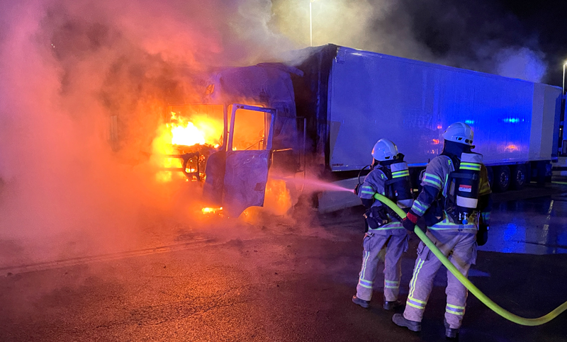 LKW-Fahrer rettet sich aus brennender Fahrerkabine auf der A 2