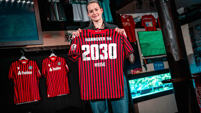 Starkes Bekenntnis bis 2030: Hauptsponsor heise bleibt auf der 96-Brust
