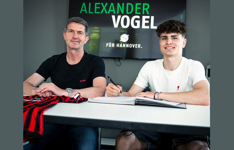 Seit der U 12 bei 96: Alexander Vogel unterschreibt Profivertrag bei Hannover 96