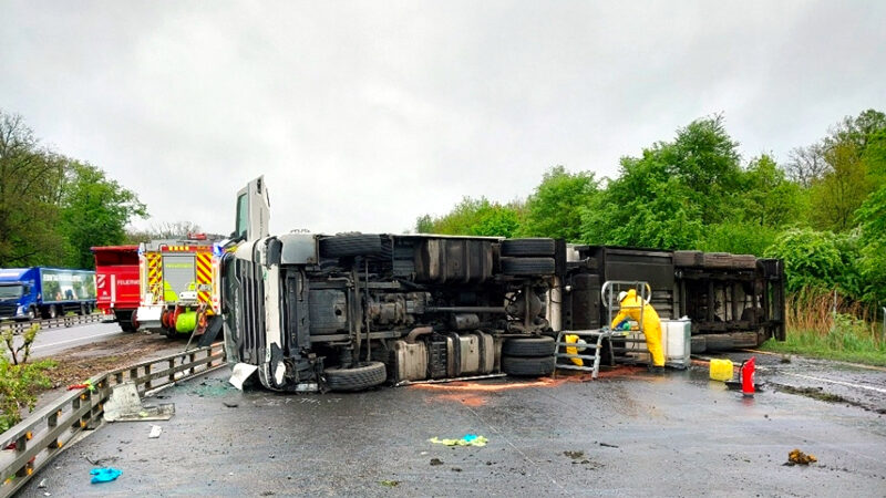 Unfall auf der A 2 – LKW blockiert alle drei Fahrspuren