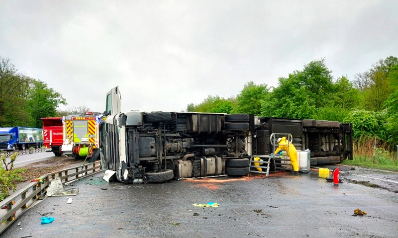 Unfall auf der A 2 – LKW blockiert alle drei Fahrspuren