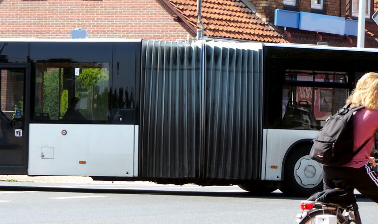 Lehrter Jugendlicher stiehlt Gelenkbus und fährt vier Stunden mit Verwüstungen durch die Region