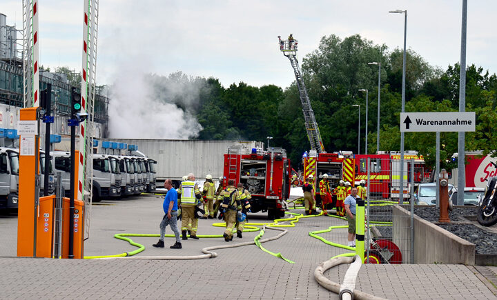 Großbrand auf dem Gelände der Großbäckerei Schäfer in Lehrte