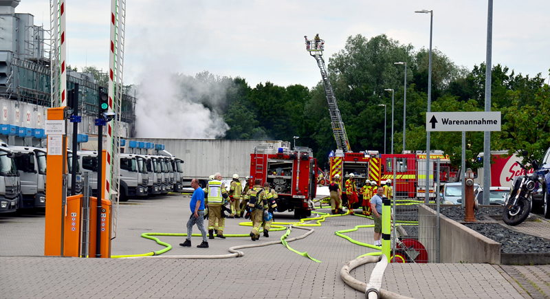 Großbrand auf dem Gelände der Großbäckerei Schäfer in Lehrte