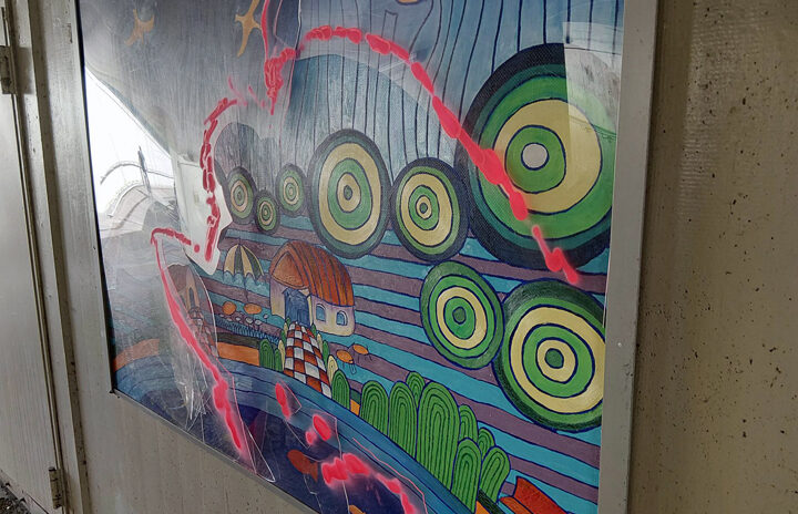Vandalismus im Bahnhofstunnel Hämelerwald: Schaden an Bildervitrine