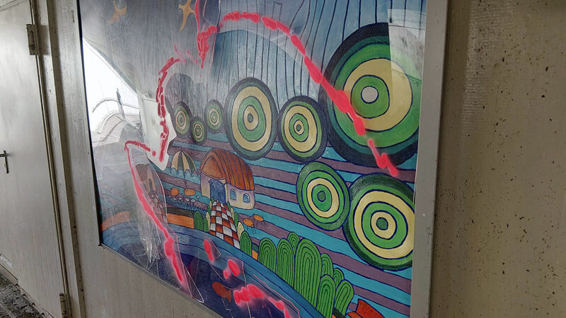 Vandalismus im Bahnhofstunnel Hämelerwald: Schaden an Bildervitrine
