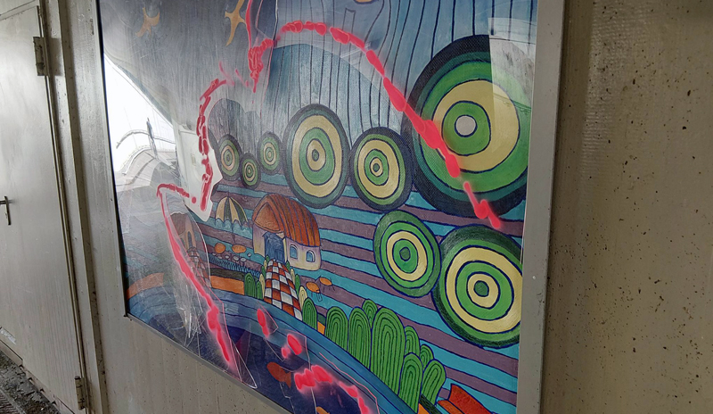 Vandalismus im Bahnhofstunnel Hämelerwald: Schaden an Bildervitrine