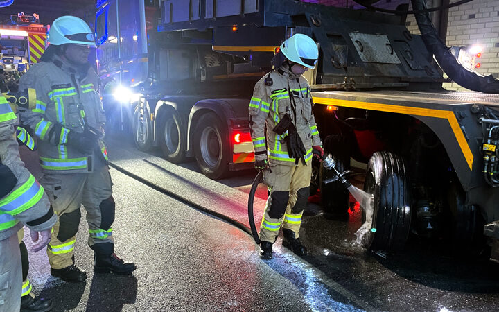 Qualmende Achse beim Schwertransporter sorgt für Feuerwehreinsatz