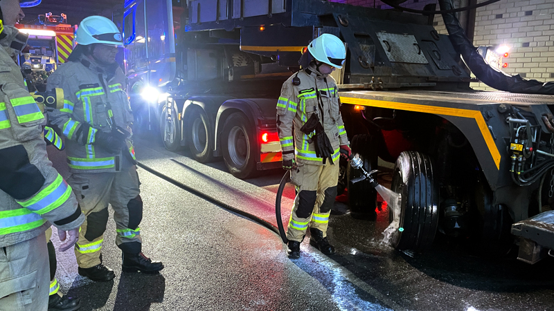 Qualmende Achse beim Schwertransporter sorgt für Feuerwehreinsatz