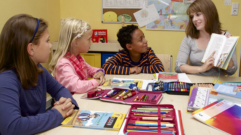 Kompass für die Grundschule: Studienkreis Sehnde verschenkt Ratgeber für Grundschulkinder