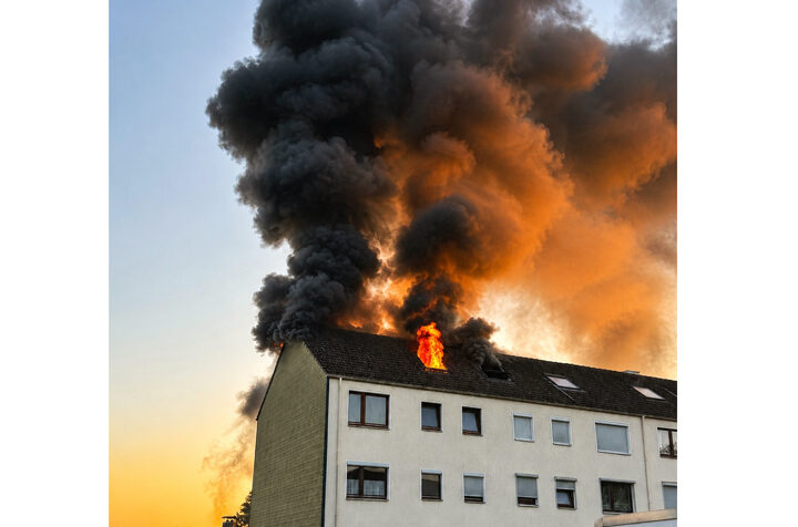 Dachgeschossbrand in Mehrfamilienhaus – Feuerwehr rettet zwei Personen