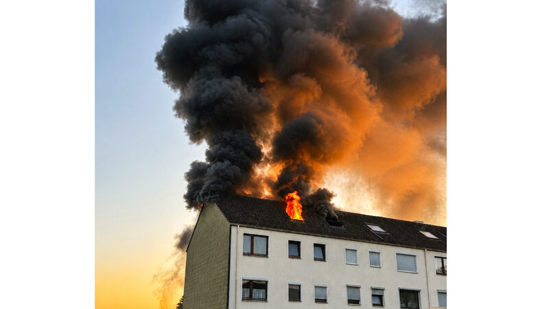 Dachgeschossbrand in Mehrfamilienhaus – Feuerwehr rettet zwei Personen