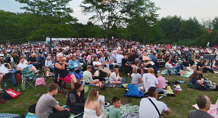 Magischer Premieren-Abend: Über 800 Gäste feiern 1. Lehrter Open-Air-Kino am Wasserturm