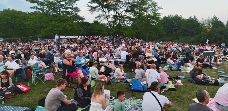 Magischer Premieren-Abend: Über 800 Gäste feiern 1. Lehrter Open-Air-Kino am Wasserturm