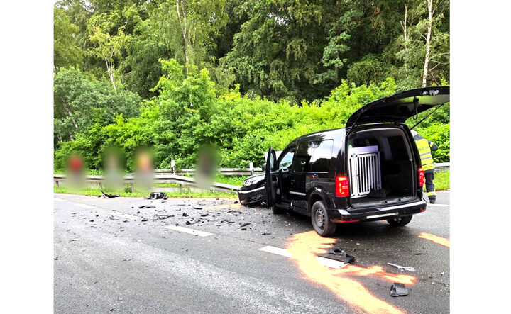 Schwerer Verkehrsunfall mit drei beteiligten PKW auf der B 443