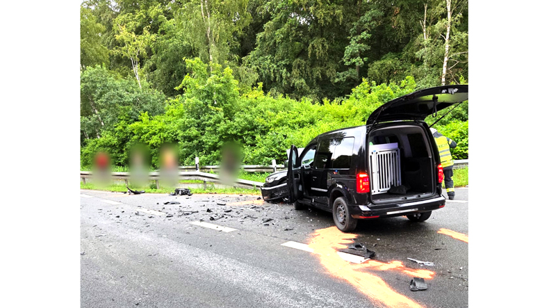 Schwerer Verkehrsunfall mit drei beteiligten PKW auf der B 443