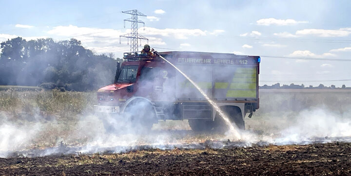 Feuerwehr Ahlten löscht Flächenbrand zwischen Ahlten und Lehrte