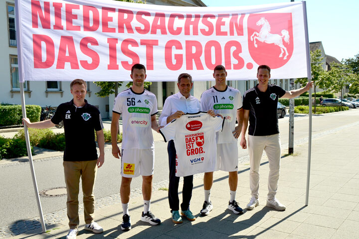 Handball ist groß in Niedersachsen: Recken und Ministerpräsident Olaf Lies präsentieren neues Ausweichtrikot