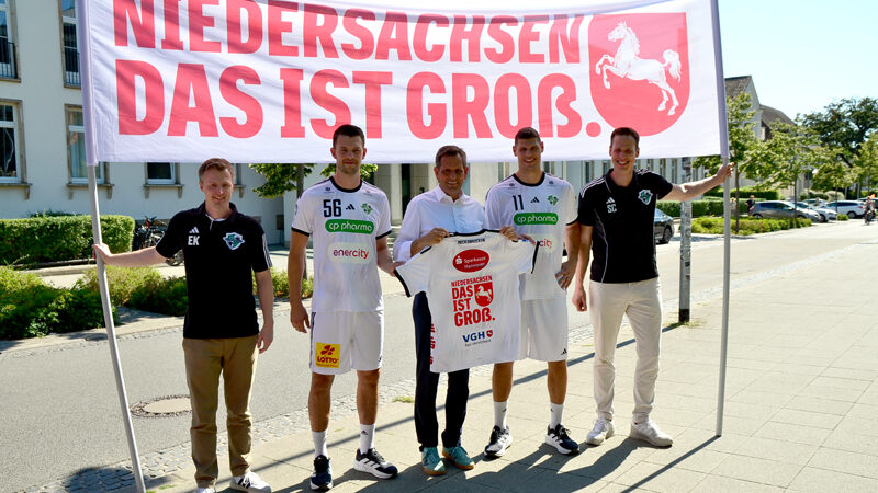 Handball ist groß in Niedersachsen: Recken und Ministerpräsident Olaf Lies präsentieren neues Ausweichtrikot