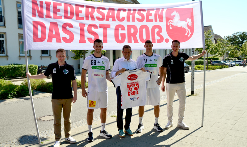 Handball ist groß in Niedersachsen: Recken und Ministerpräsident Olaf Lies präsentieren neues Ausweichtrikot