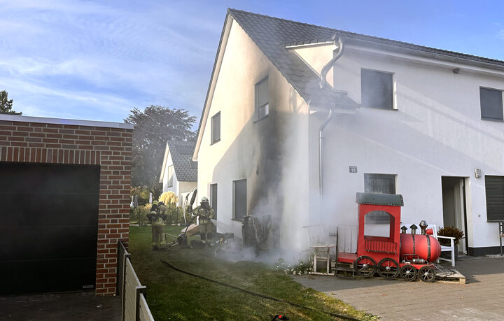 Wärmepumpe gerät in Ahlten in Brand – Flammen bedrohen Wohnhaus