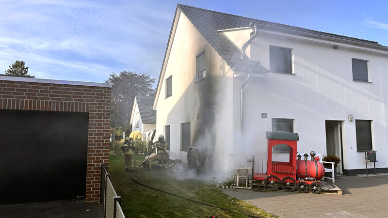 Wärmepumpe gerät in Ahlten in Brand – Flammen bedrohen Wohnhaus