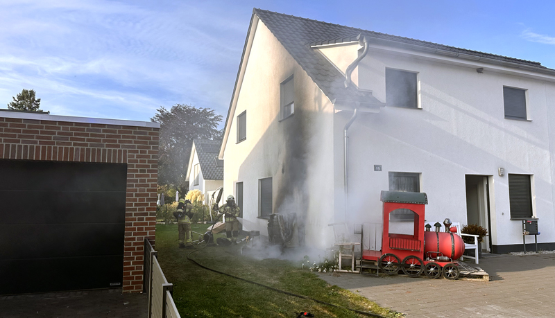 Wärmepumpe gerät in Ahlten in Brand – Flammen bedrohen Wohnhaus