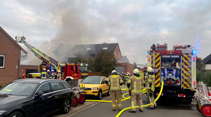 Großbrand in Sievershausen: Feuerwehr verhindert Übergreifen auf Garagen und Wohnhaus