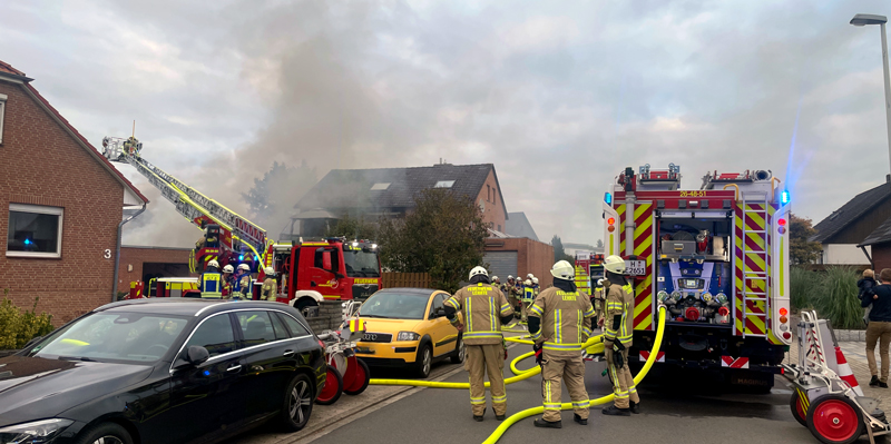 Großbrand in Sievershausen: Feuerwehr verhindert Übergreifen auf Garagen und Wohnhaus