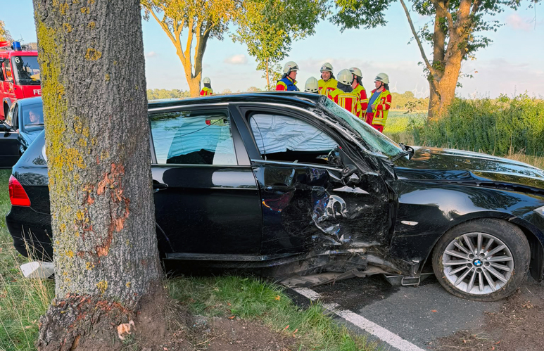 Auto fährt gegen Baum bei Immensen