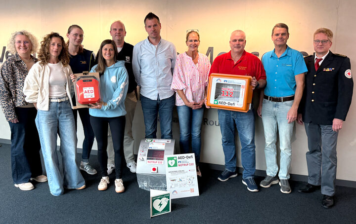 Volksbank eG verschenkt 10 Defibrillatoren an Vereine